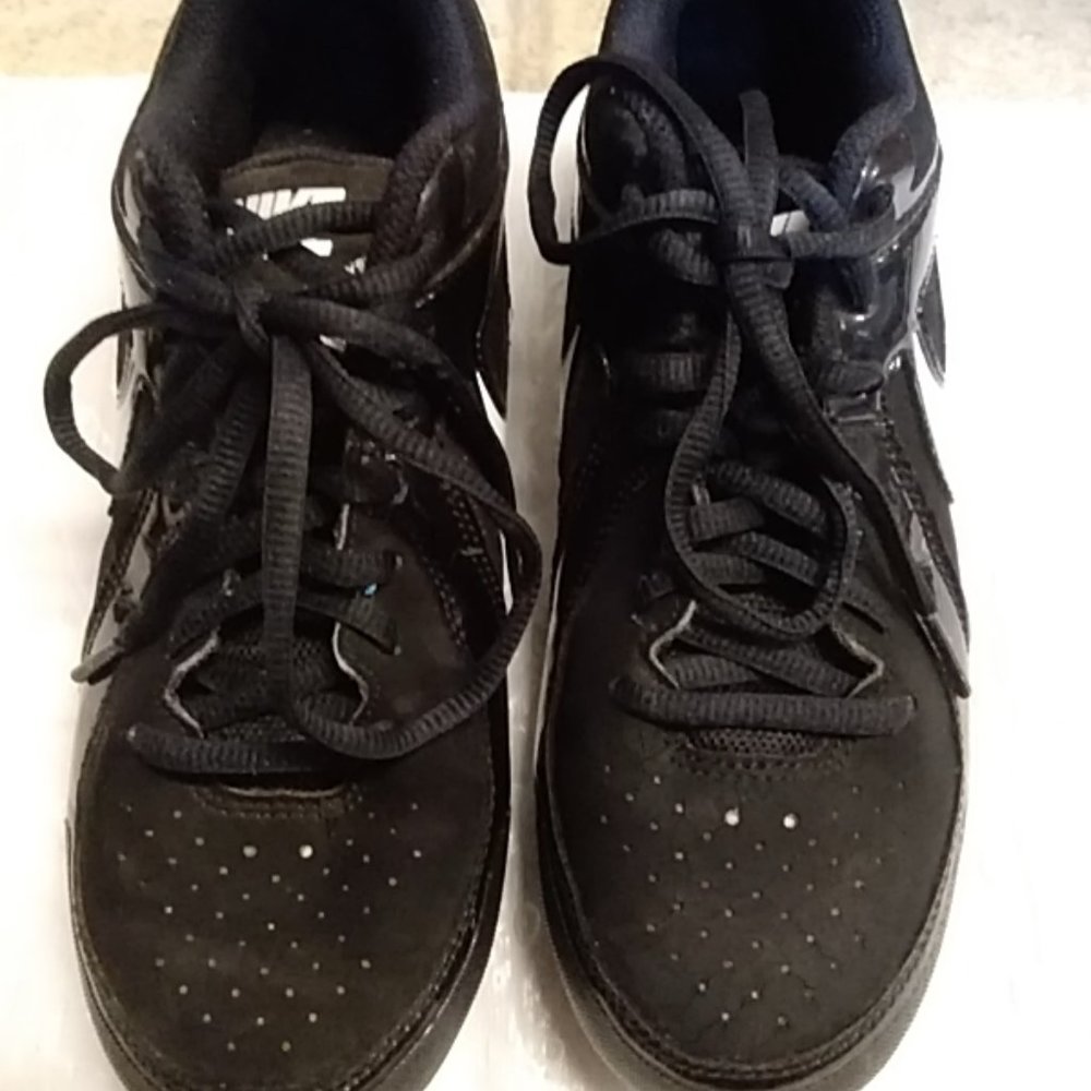 Girls size 4y Nike softball cleates